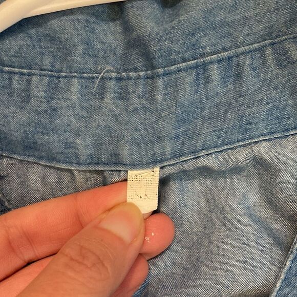 5/$15 Women’s Loose Fitting Light Blue Button Down Chambray Shirt Size XS - Picture 4 of 5
